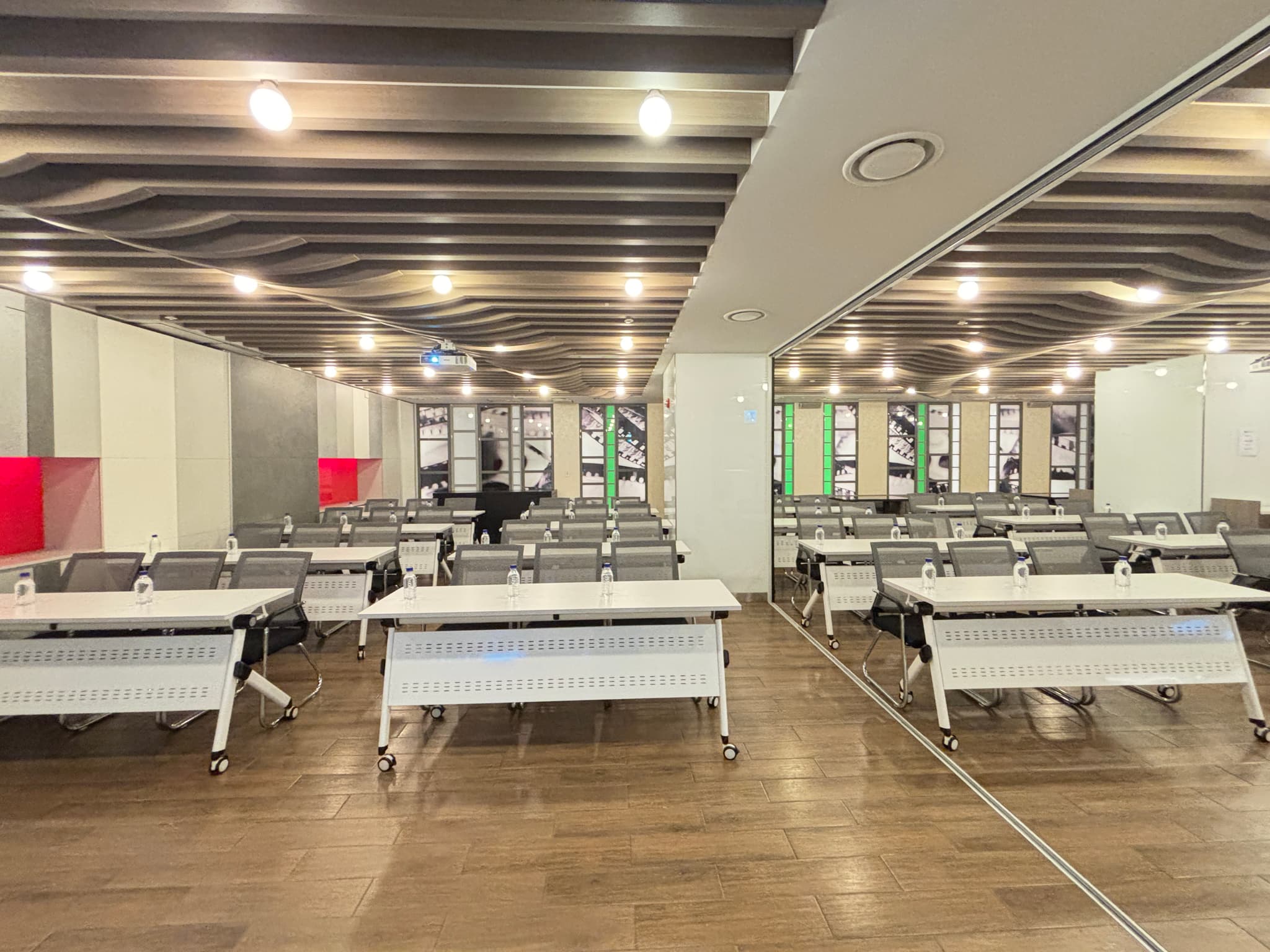 La mode + Meeting Room